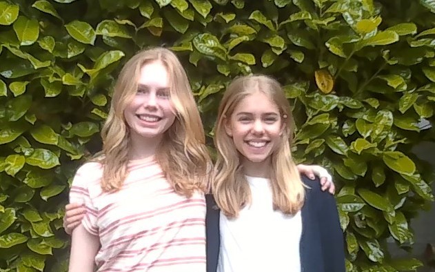 Ellen Karp och Natalie Asp, elever vid Svenska skolan i London